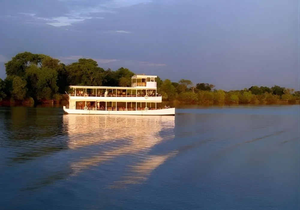 african-queen-boat-on-a-zambezi-cruise-from-zambia