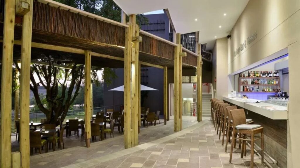 bar-area-cresta-maun-hotel