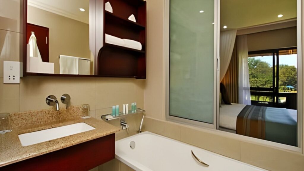 bathroom-at-a'zambezi-river-lodge