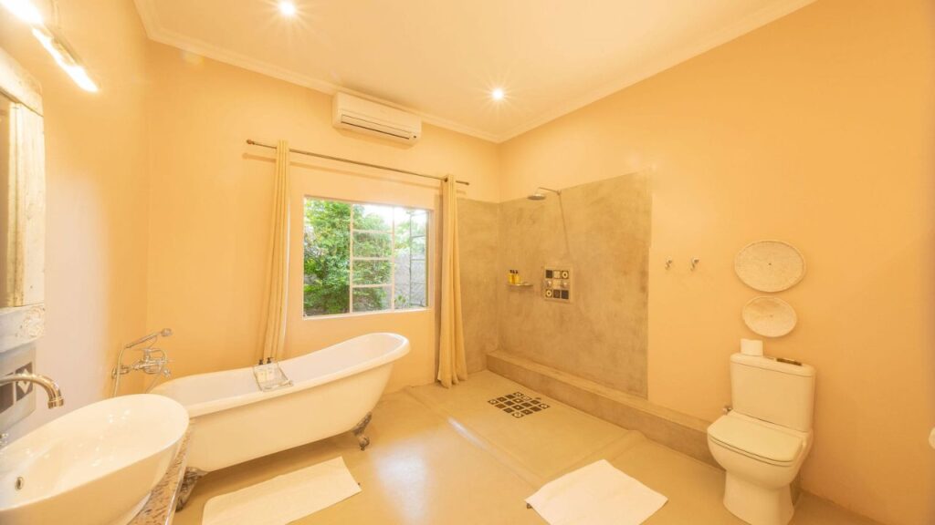 bathroom-at-bayete-guest-lodge
