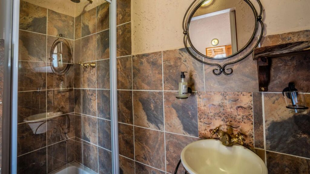 bathroom-at-grasslands-bushman-lodge