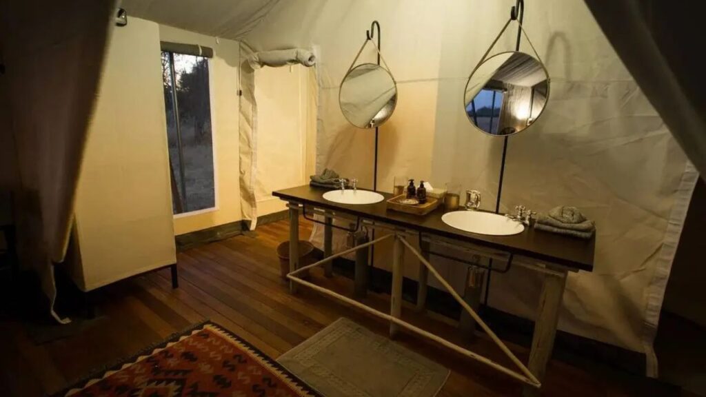 bathroom-at-little-machaba-camp