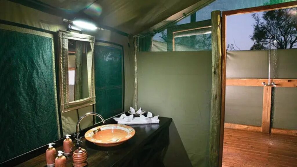 bathroom-at-moremi-crossing