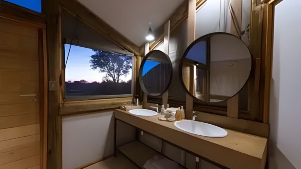 bathroom-at-splash-camp