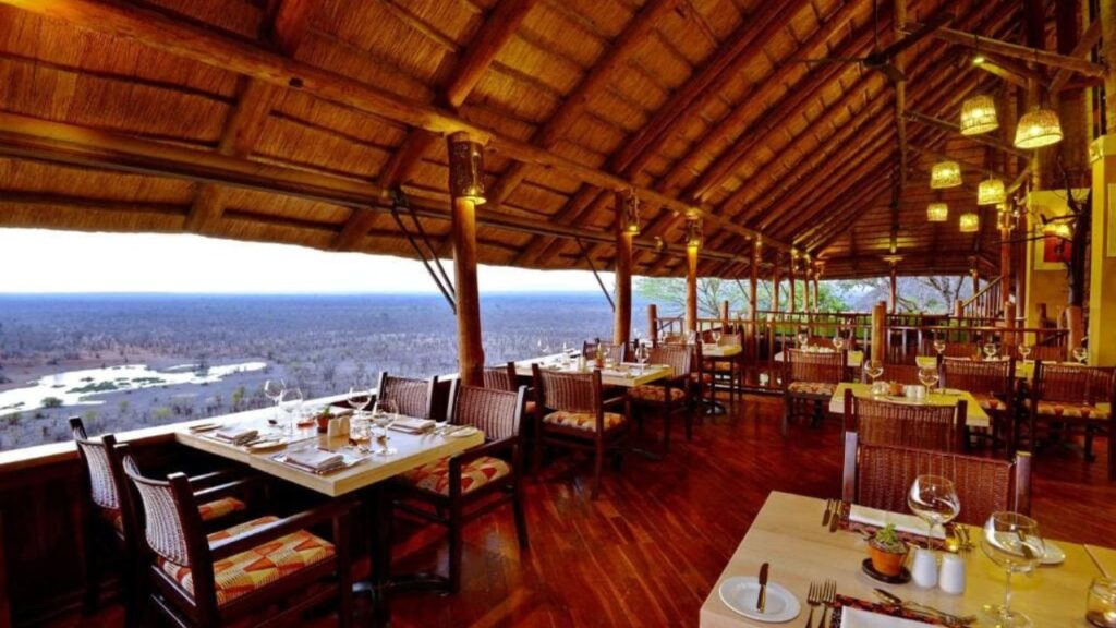 dinning-area-at-victoria-falls-safari-lodge