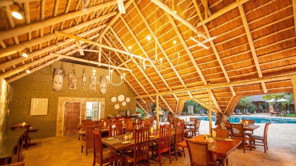 dinning-at-bayete-guest-lodge