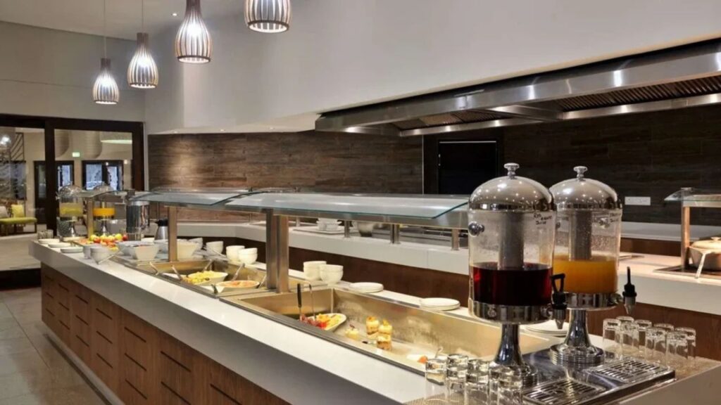 dinning-at-cresta-maun-hotel