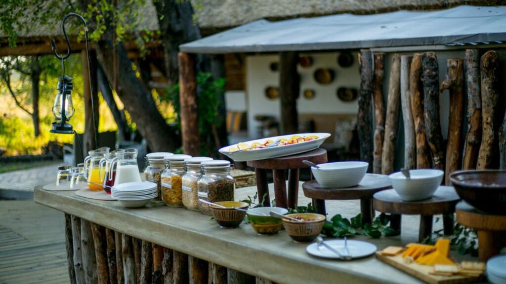 dinning-at-the-hide-safari-lodge