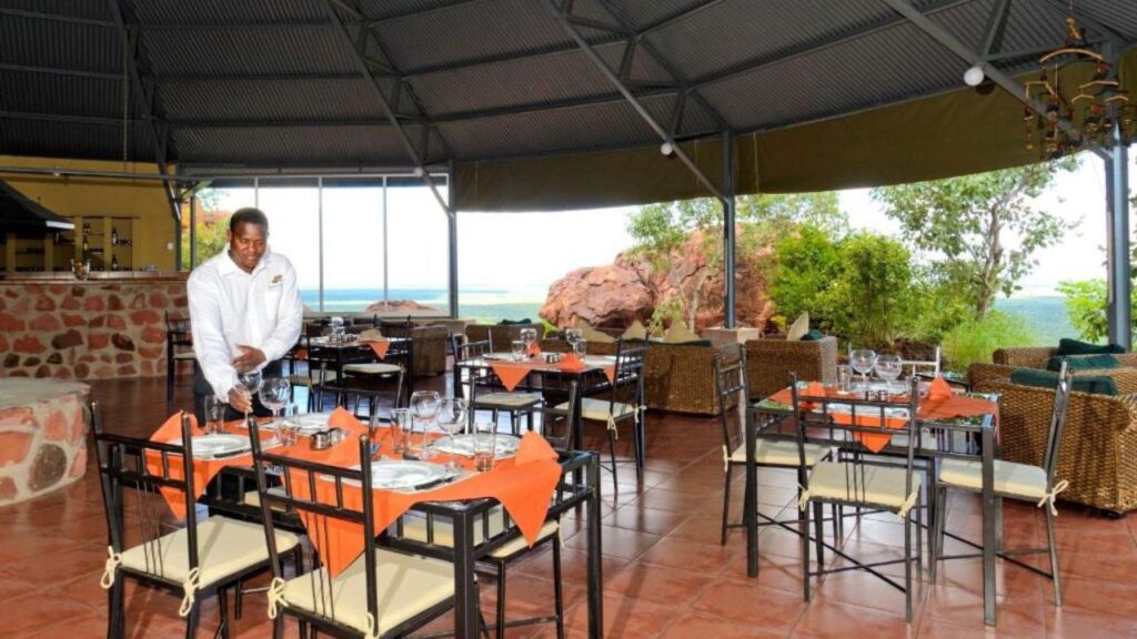 dinning-at-waterberg-plateau-lodge