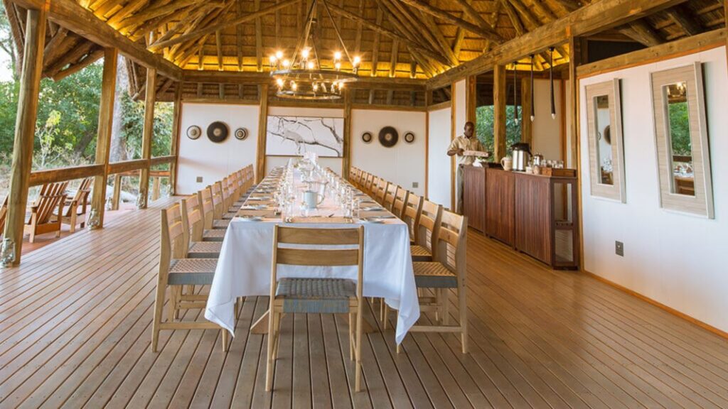 dinning-table-at-splash-camp