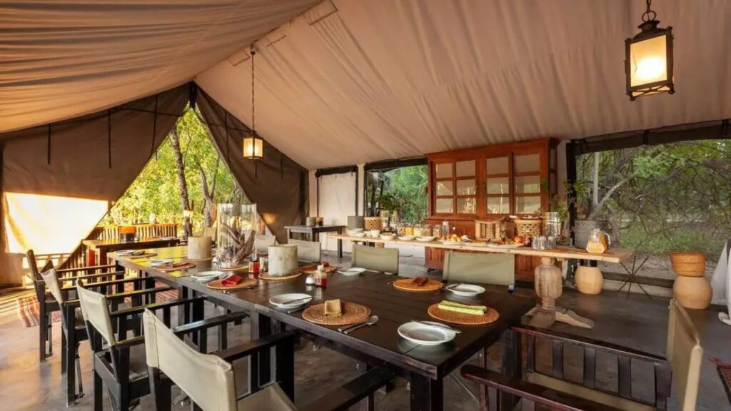 dinning-table-machaba-camp-botswana