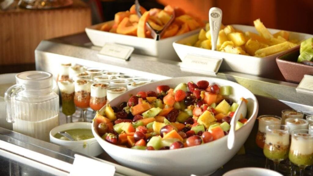 fruit-at-victoria-falls-hotel-during-a-4-day-safari