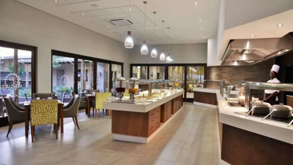 indoor-dinning-cresta-maun-hotel