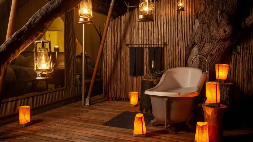luxury-bathroom-at-little-machaba-camp