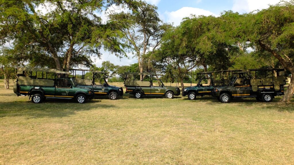 nhongo-open-safari-vehicles-on-safari