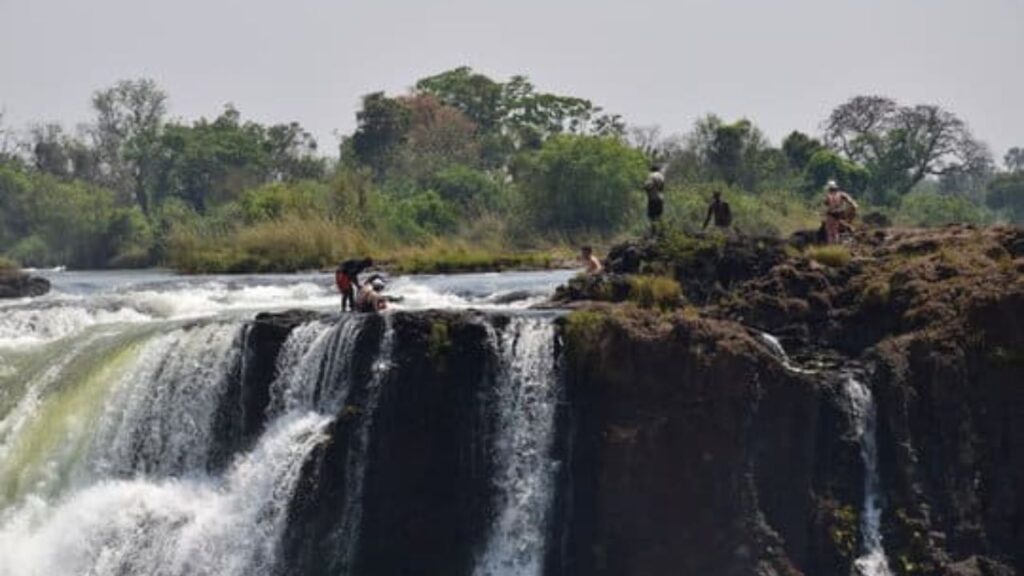 people-at-devils-pool