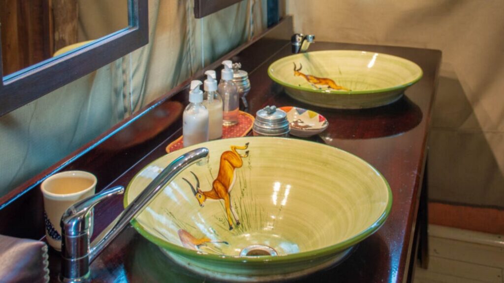 pom-pom-camp-bathroom