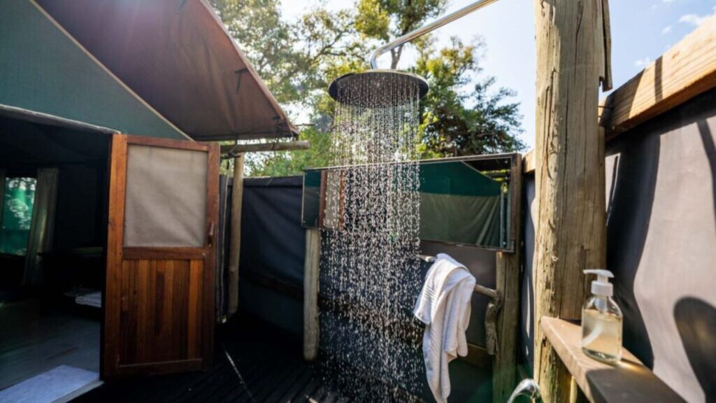 pom-pom-camp-bathroom-outdoor-shower