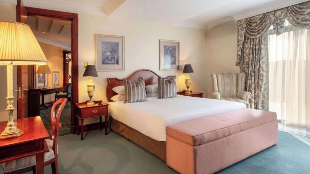 safari-court-hotel-bedroom