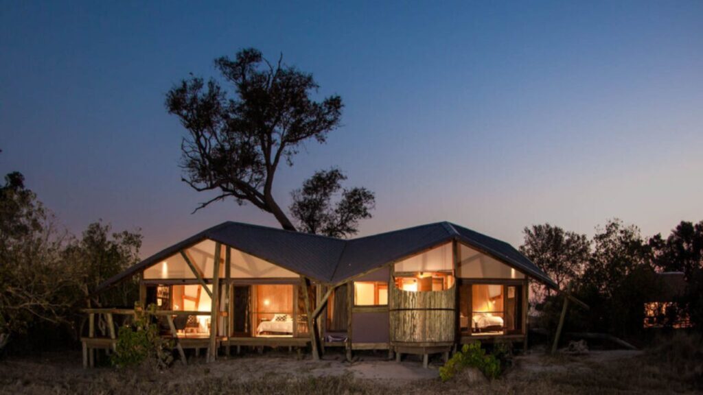 splash-camp-rooms-at-night