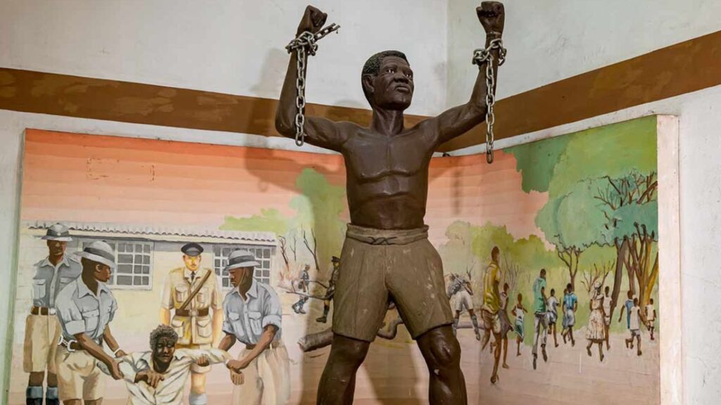 statue-at-david-livingstone-museum