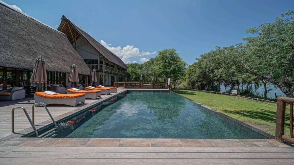 swimming-pool-at-cresta-mowana-safari-resort-&-spa