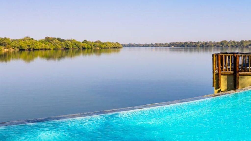 swimming-pool-at-david-livingstone-hotel-zambia