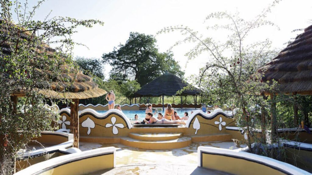 swimming-pool-planet-baobab