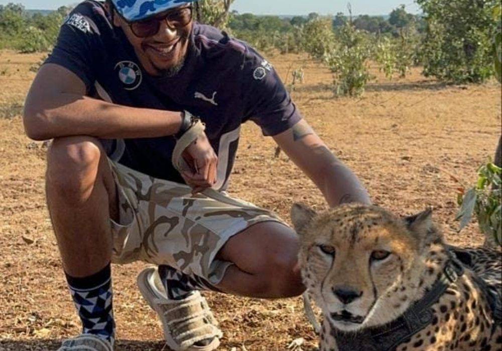 walking-with-cheetah-victoria-falls