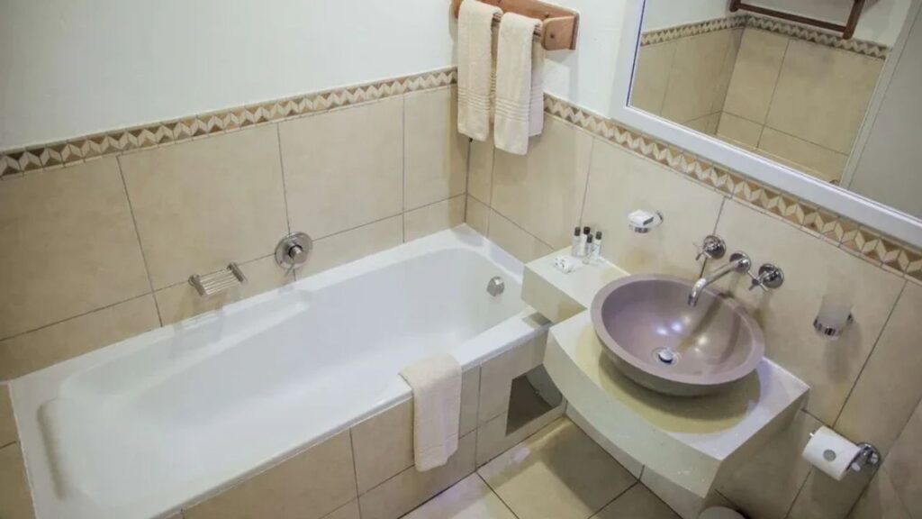bathroom-at-cresta-mowana-safari-resort