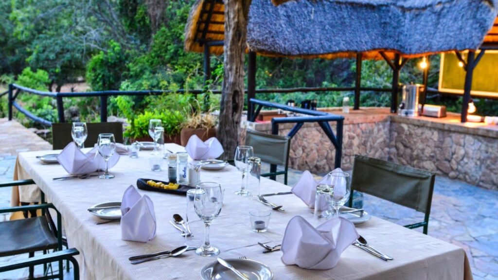 dinning-at-maopo-hills-lodge