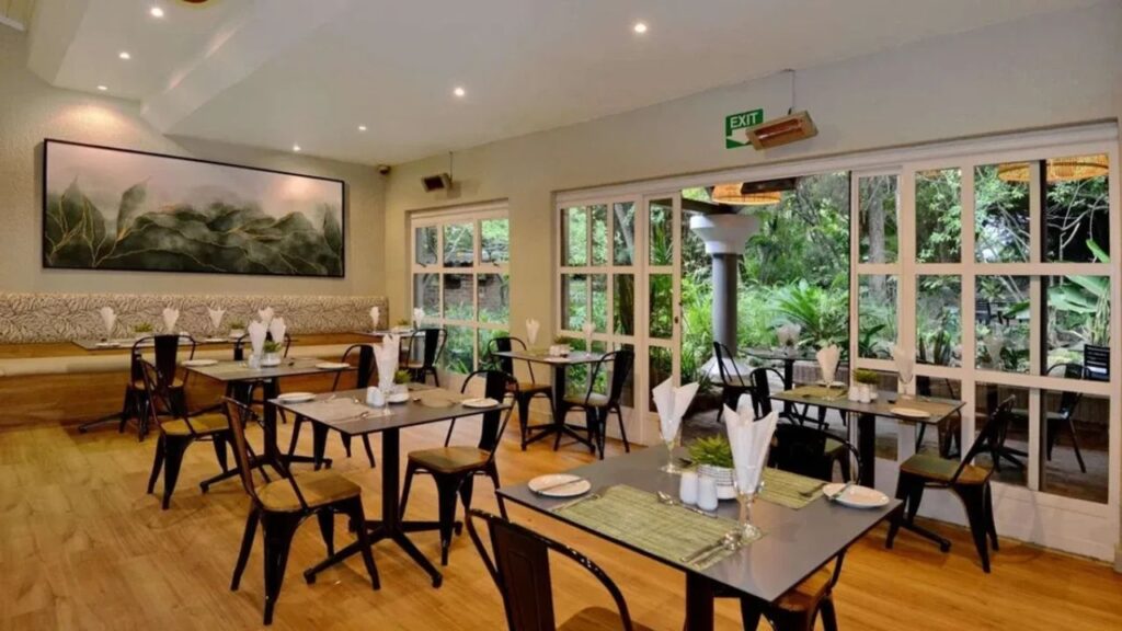 dinning-room-at-hotel