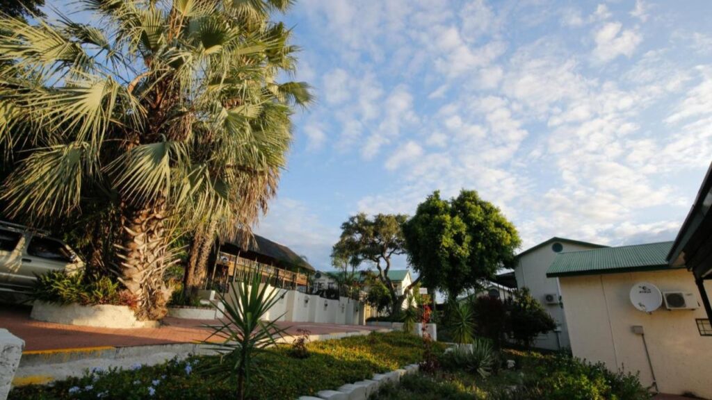 maun-lodge-accommodation-grounds