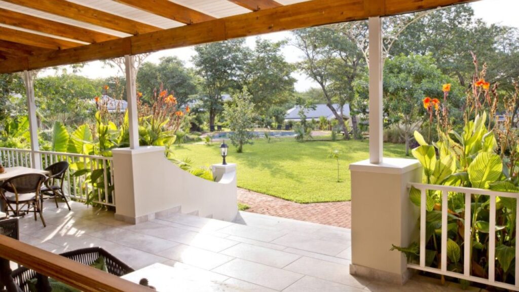 pioneers-lodge-patio